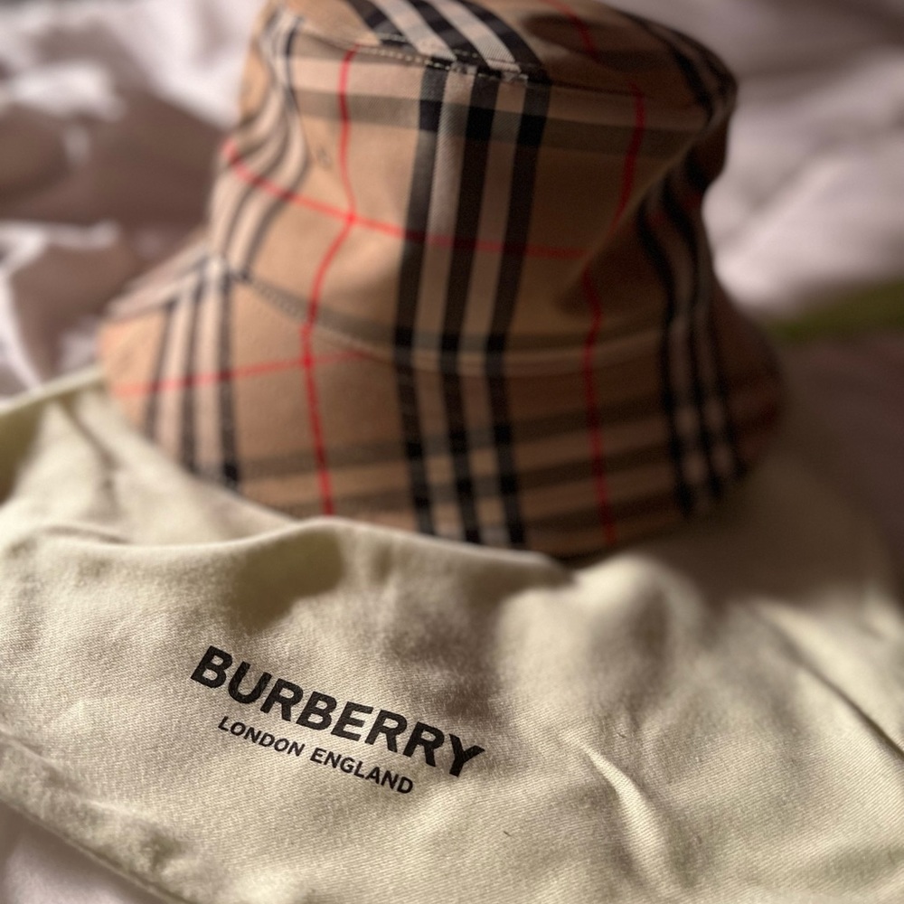 Burberry bucket hat. Size M.